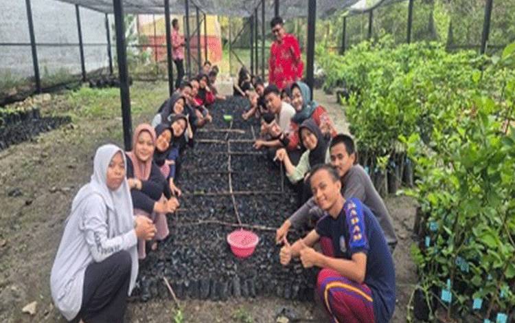 Ka. UPT BPPB TPH, Isnawati meninjau Praktek Persemaian langsung benih cabai oleh Siswa SMKS Budi Mulya di UPT BPPB TPH, Jl. Tjilik Riwut, km 3, Palangka Raya. (FOTO:TPHP KALTENG)