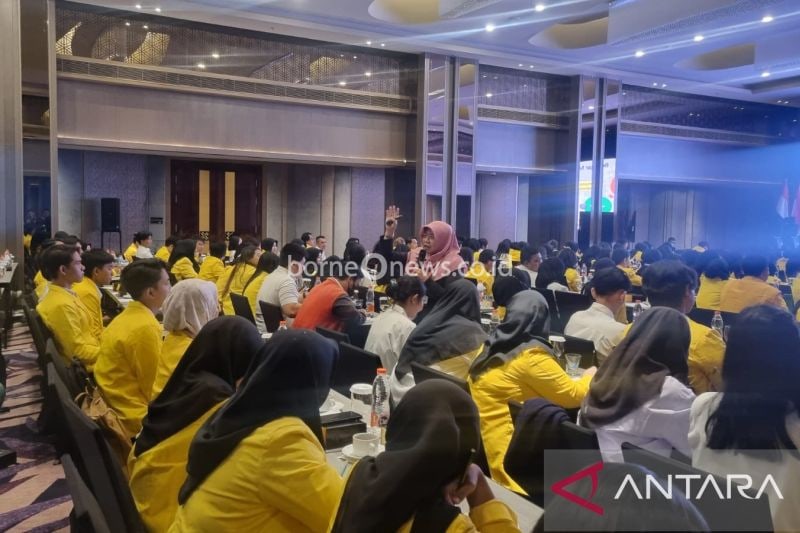 Direktur UT Surabaya Dr Suparti saat memberikan materi pada pelaksanaan Orientasi Studi Mahasiswa Baru (OSMB) di Surabaya Jawa Timur, Sabtu (24/8/2024). ANTARA/Willi Irawan.