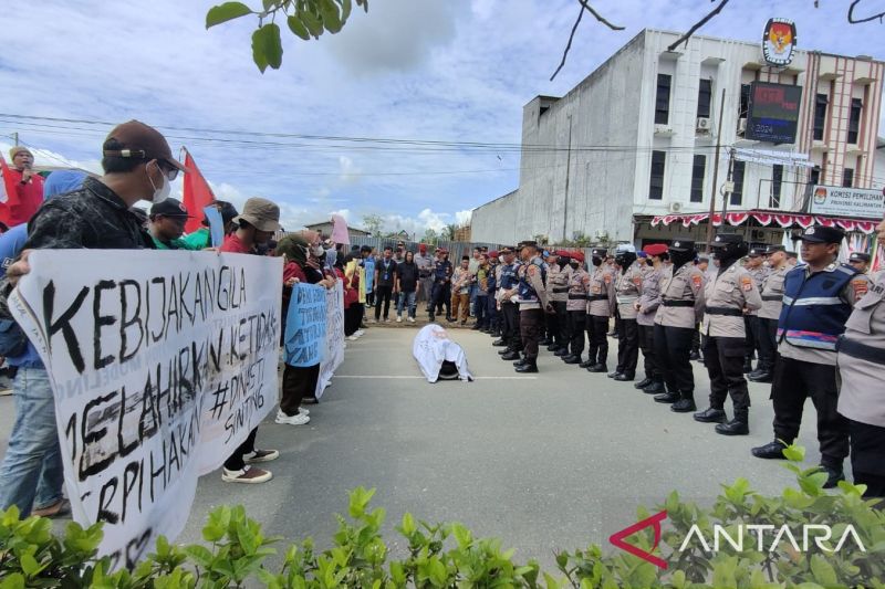 Mahasiswa Tanjung Selor Aksi di KPU Kaltara untuk Awasi Putusan MK
