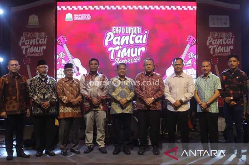 Dokumentasi - Plh Kadiskop UKM Aceh Saiful Bahri bersama Pj Bupati Aceh Tamiang Asra, Anggota DPR Aceh Edy Asaruddin dan Forkopimda Aceh Tamiang saat membuka Expo UMKM Pantai Timur 2024 di Lapangan GOR Aceh Tamiang, Jumat (23/82024). (ANTARA/HO-Diskop UKM Aceh)