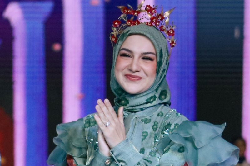 Irish Bella dalam peluncuran Arinna Premium Hijab di Jawa Timur pada Minggu (18/8/2024). (ANTARA/HO)