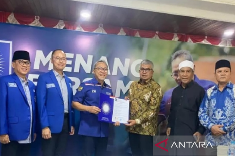 Ketum DPP PAN Zulkifli Hasan saat menyerahkan SK dukungan kepada Bustami dan Tu Sop, di Jakarta, Jumat (23/8/2024) (ANTARA/HO/PAN)