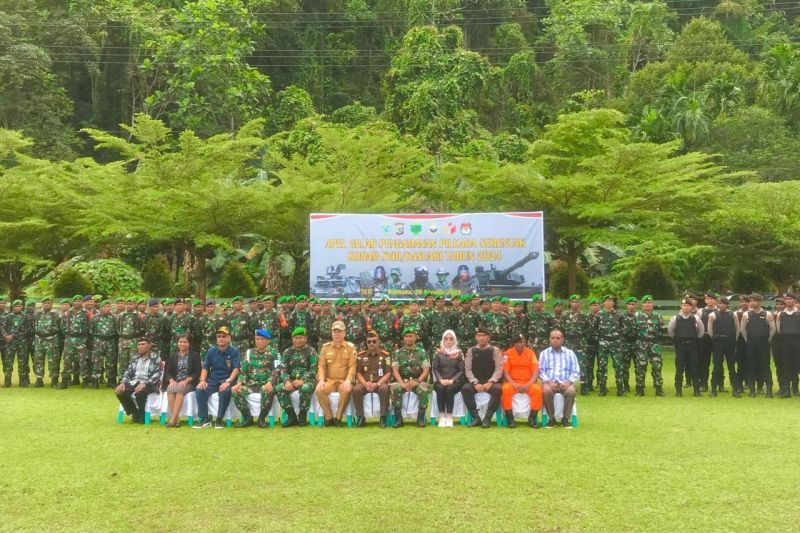 Seluruh pasukan TNI-Polri dan tamu undangan melakukan sesi foto bersama usai apel gelar pasukan pengamanan Pilkada 2024 di Kaimana (ANTARA/HO-Isabela Wisang)