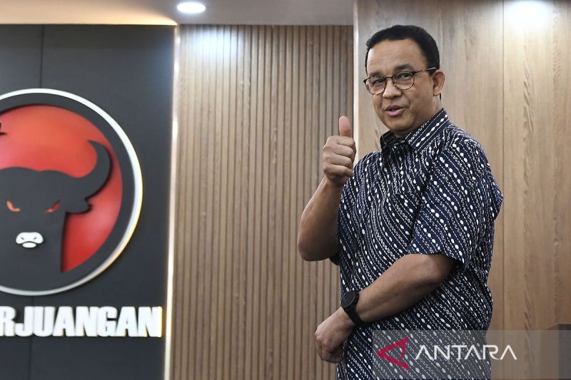 Anies Baswedan menyapa wartawan saat mengunjungi kantor DPD PDIP Jakarta di Cakung, Jakarta Timur, Sabtu (24/8/2024). ANTARA FOTO/Fakhri Hermansyah/aww/aa.