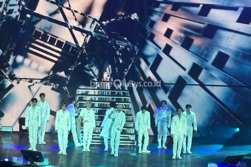 Grup idola asal Korea Selatan, THE BOYZ, saat tampil di konser "ZENERATION II THE BOYZ WORLD TOUR IN JAKARTA" pada Sabtu, 24 Agustus 2024 di Tennis Indoor Senayan, Jakarta Pusat. (ANTARA/Vinny Shoffa Salma)