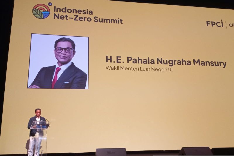 Wakil Menteri Luar Negeri RI Pahala Nugraha Mansury berbicara dalam pembukaan Indonesia Net-Zero Summit (INZS) 2024 "S.O.S Neraka Bocor: Climate Avengers Assemble!" yang diselenggarakan Foreign Policy Community of Indonesia (FPCI) di Jakarta, Sabtu (24/8/2024). (ANTARA/Cindy Frishanti)
