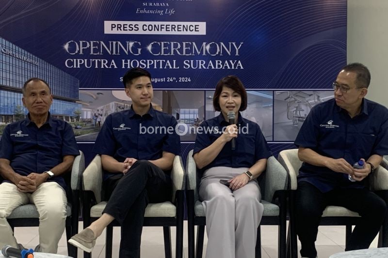 Direktur RS Ciputra Dr. Siska Sindhuatmadja (dua kanan), Direktur Bisnis Tri Ciputra Harun (dua kiri), dan Senior Direktur Ciputra Sutoto Yakobus (kiri) memberikan keterangan pers usai peresmian Ciputra Hospital Surabaya, Sabtu (24/8/2024). (ANTARA/Diediek)