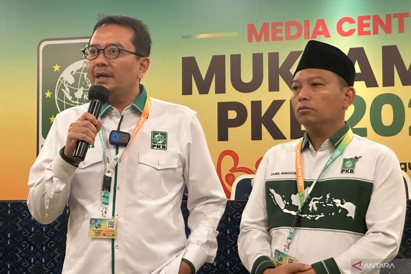 Sekretaris Steering Committee (Komite Pengarah) Muktamar VI PKB Syaiful Huda (kiri) bersama Sekretaris Organizing Committee Muktamar VI PKB Zainul Munasichin di Bali Nusa Dua Convention Center, Kabupaten Badung, Bali, Sabtu (24/8/2024). (ANTARA/Rio Feisal)
