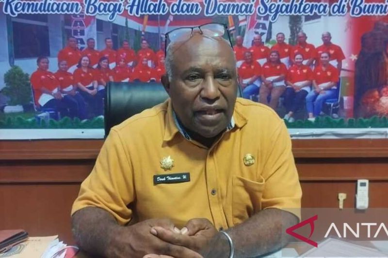 Sekwan DPRD Kabupaten Jayapura Derek T Wouw (ANTARA/HO-Humas DPRD Kabupaten Jayapura)
