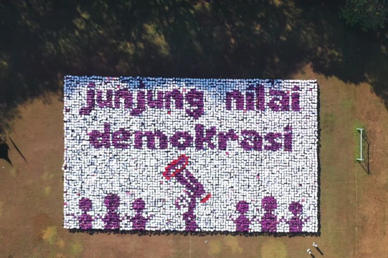 Mahasiswa Baru Unej Serukan Kekuatan Demokrasi melalui Paper Mob