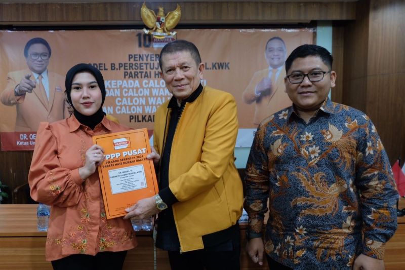 Elektabilitas Bellinda Putri Sabrina Birton, bakal calon wakil Bupati Kudus saat menerima surat keputusan (SK) persetujuan model B1 persetujuan partai politik (B1 KWK) dari Dewan Pimpinan Pusat Partai Hanura, Sabtu(24/08/2024). (ANTARA/HO-Tim humas Bellinda.)