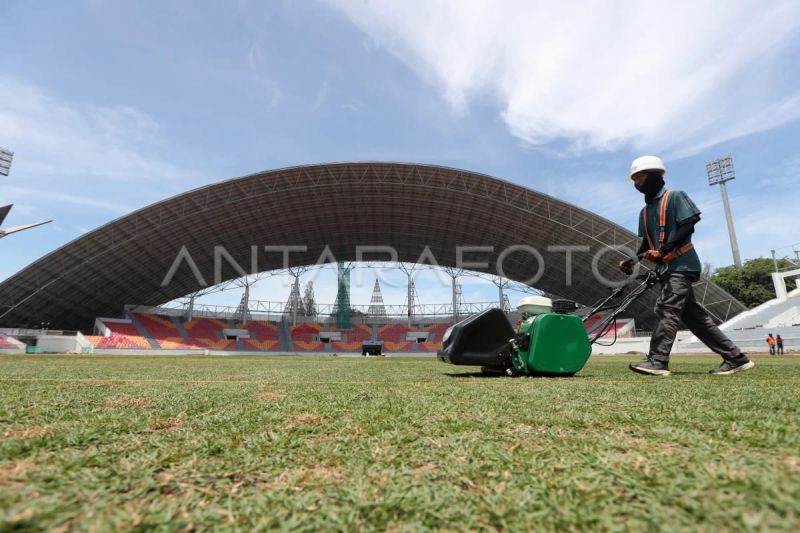 Ilustrasi - Pekerja merawat rumput di Stadion Harapan Bangsa, Banda Aceh, Aceh yang menjadi lokasi pembukaan PON Aceh-Sumut. (ANTARA FOTO/Irwansyah Putra)