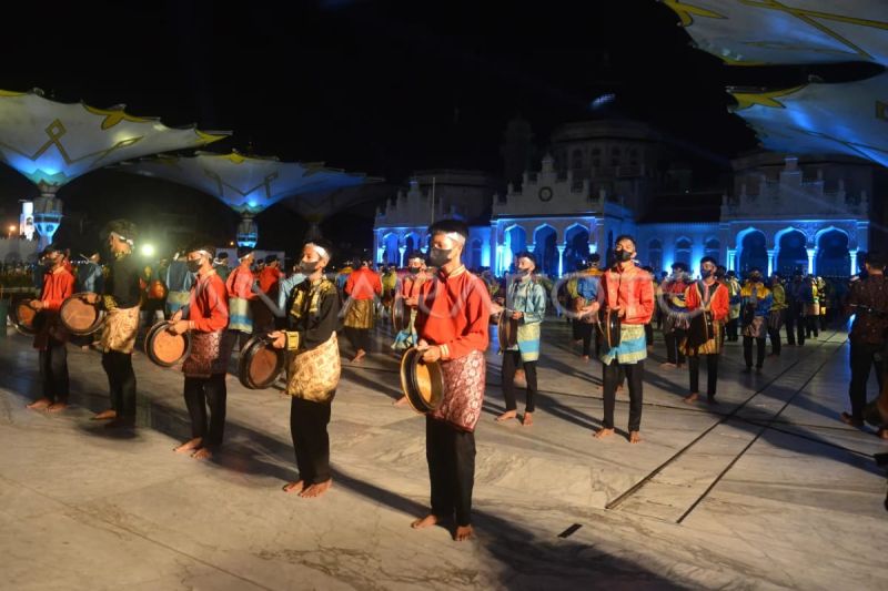 Ilustrasi - Penari menampilkan Tari Rapai Geleng dan Tari Kolosal Islami Aceh di halaman Masjid Raya Baiturrahman, Banda Aceh. (ANTARA FOTO/Ampelsa)