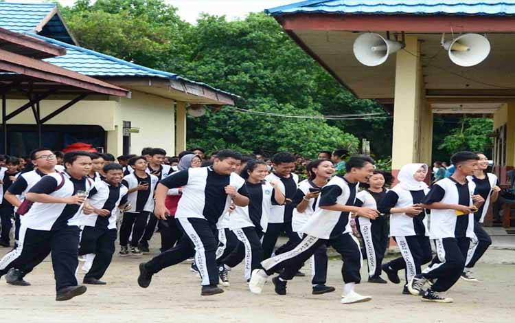 Para remaja saat melakukan kebugaran jasmani (Foto:Dinkes Provinsi Kalteng untuk Borneonews)
