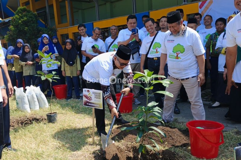 Penanaman pohon secara simbolis di Lapangan Muhammadiyah di Jalan KHR Asnawi dengan melibatkan pelajar tingkat SD hingga SMA sebagai bagian dari Gerakan Nasional Revolusi Mental (GNRM) di Kabupaten Kudus, Sabtu (24/8/2024).
(ANTARA/HO-Humas Muhammadiyah.)