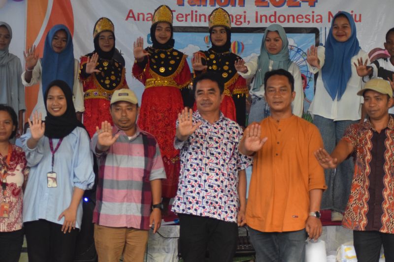 Kepala Dinas Pendidikan dan Kebudayaan (Disdikbud) Kota Palu Hardi (ketiga kanan) bersama pejabat Yayasan Sikola Mombine dan Wahana Visi Indonesia serta anak-anak mengacungkan tangan ke depan sebagai simbol stop perkawinan di usia anak pada kegiatan peringatan Hari Anak Nasional (HAN) di Palu, Sabtu (24/8/2024). (ANTARA/HO-Humas Pemkot Palu)