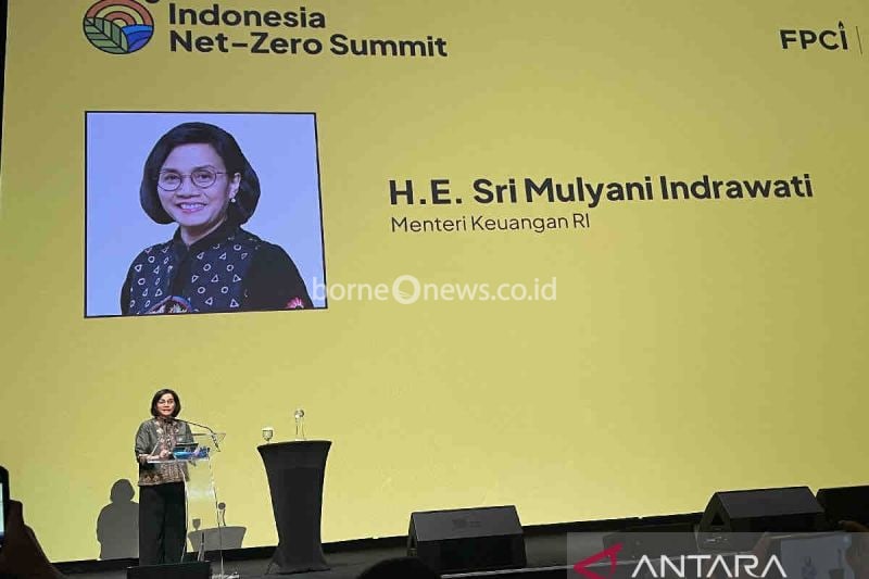 Menteri Keuangan (Menkeu) Sri Mulyani Indrawati memberi sambutan sesuai menerima 'Climate Hero Award' dalam ajang Indonesia Net-Zero Summit (INZS) di Jakarta, Sabtu (24/8/2024). ANTARA/Harianto