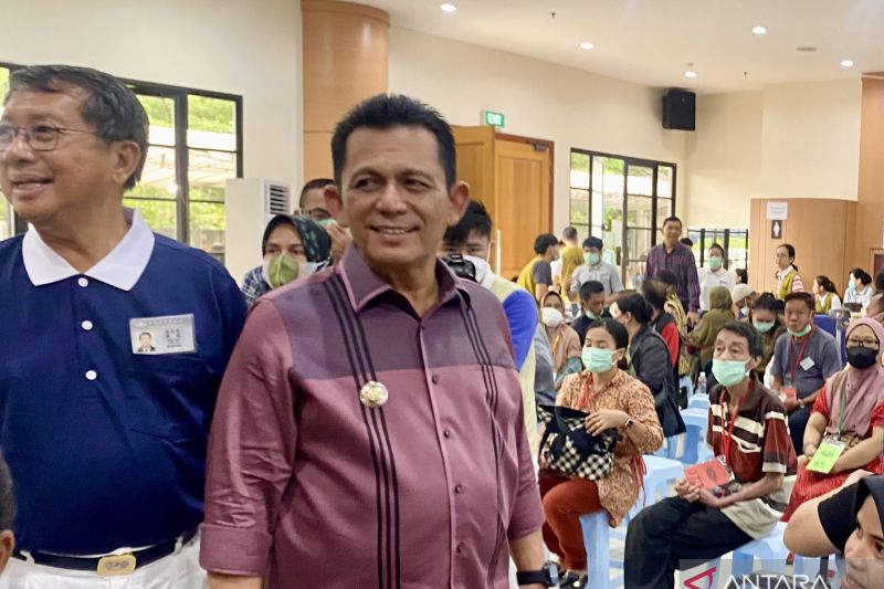 Calon Gubernur Petahan Ansar Ahmad pada kegiatan bakti sosial (ANTARA/Amandine Nadja)