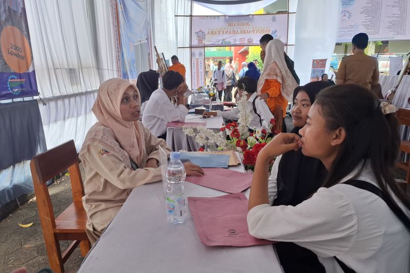 Ilustrasi - Siswa sekolah menengah kejuruan di Lampung yang tengah mengikuti job fair. (ANTARA/Ruth Intan Sozometa Kanafi)