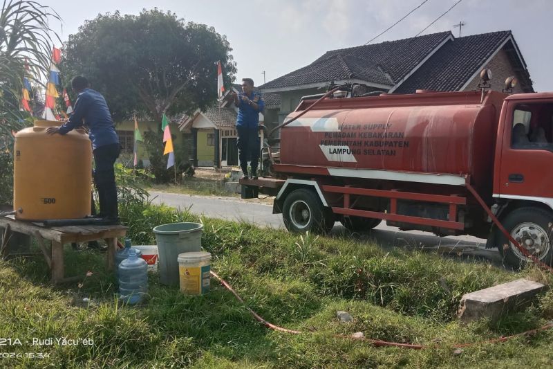 Pemkab Lampung Selatan Terus Salurkan Air Bersih ke Warga Terdampak