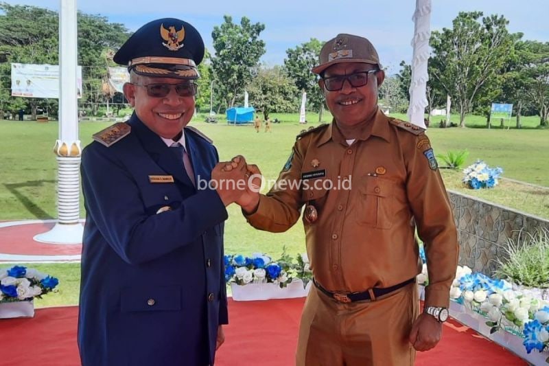 Bupati Teluk Wondama Hendrik Mambor (kiri). ANTARA/HO-ZACK TONU B