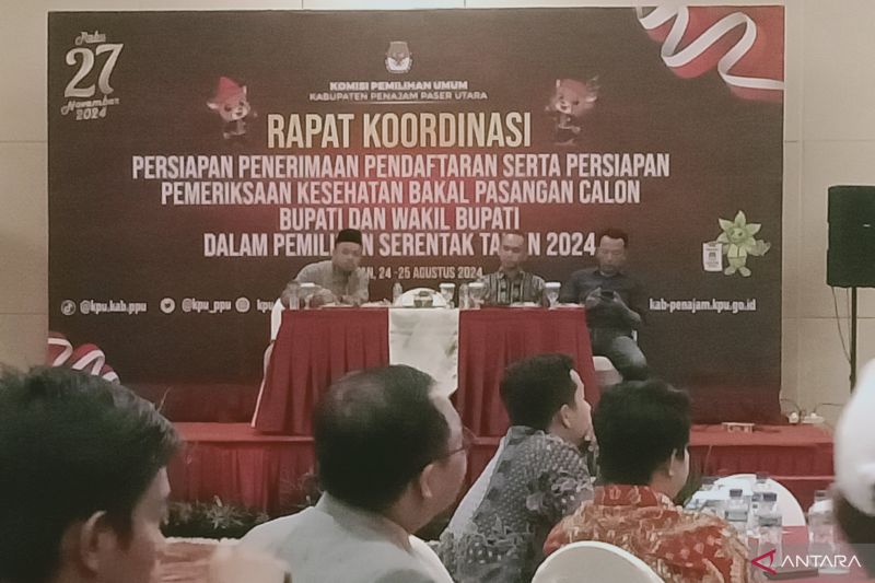 Rapat koordinasi persiapan penerimaan pendaftaran dan pemeriksaan pasangan calon pilkada digelar KPU Kabupaten Penajam Paser Utara, Provinsi Kalimantan Timur, jelang pendaftaran 27-29 Agustus 2024, Sabtu (24/8/2024) (ANTARA/Nyaman Bagus Purwaniawan)