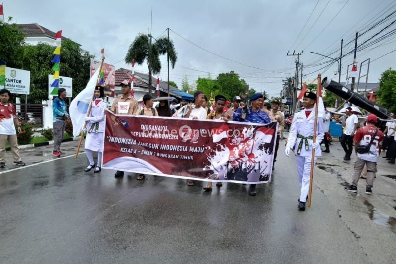 Sejumlah siswa saat melakukan pawai. (ANTARA/HO-Pemkab Natuna)