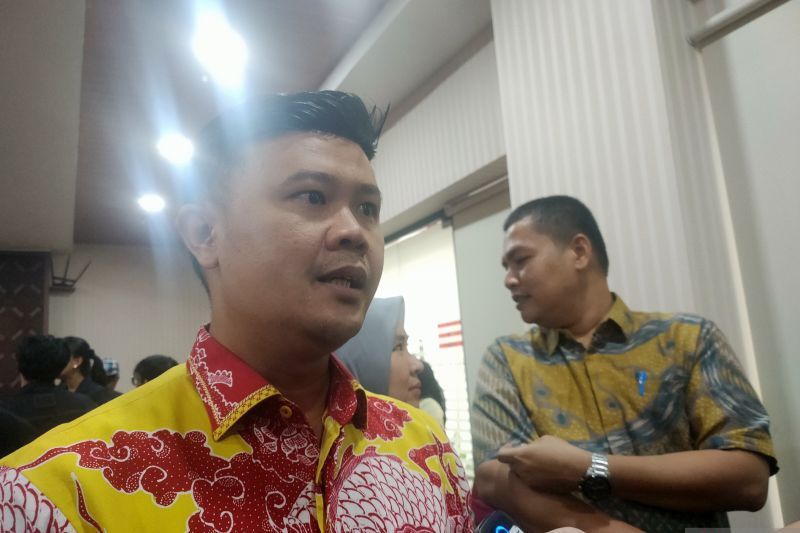 Kepala Divisi Data dan Informasi KPU DKI Jakarta Fahmi Zikrillah memberikan keterangan kepada wartawan di Jakarta pada Sabtu (24/8/2024). ANTARA/Risky Syukur