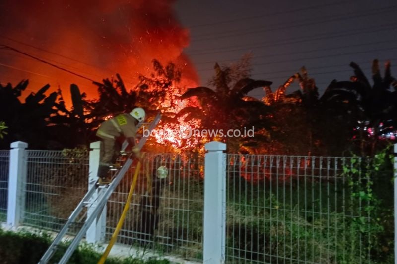 Kesulitan Pemadam Kebakaran di Tanjung Priok Akibat Tawuran