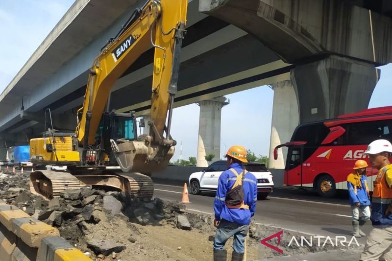Pekerjaan perbaikan jalan di Ruas Tol Jakarta-Cikampek oleh PT Jasamarga Transjawa Tol. ANTARA/Pradita Kurniawan Syah