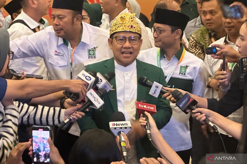 Ketua Umum Partai Kebangkitan Bangsa Muhaimin Iskandar (tengah) saat memberikan keterangan pers usai pembukaan Muktamar PKB di Bali Nusa Dua Convention Center, Kabupaten Badung, Bali, Sabtu (24/8/2024). (ANTARA/Rio Feisal)