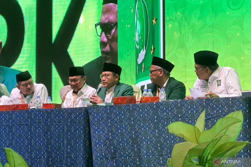 Ketum PKB Muhaimin Iskandar (tengah) dalam Sidang Pleno Ke-4 Muktamar PKB di Bali Nusa Dua Convention Center, Kabupaten Badung, Bali, Sabtu (24/8/2024). (ANTARA/Rio Feisal)