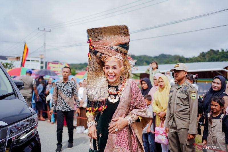 Ketua TP-PKK Kabupaten Solok Emiko Epyardi Asda saat menghadiri pawai alegoris meriahkan perayaan HUT Ke-79 RI di Kabupaten Solok, Sumatera Barat. (ANTARA/HO-Diskominfo Solok)
