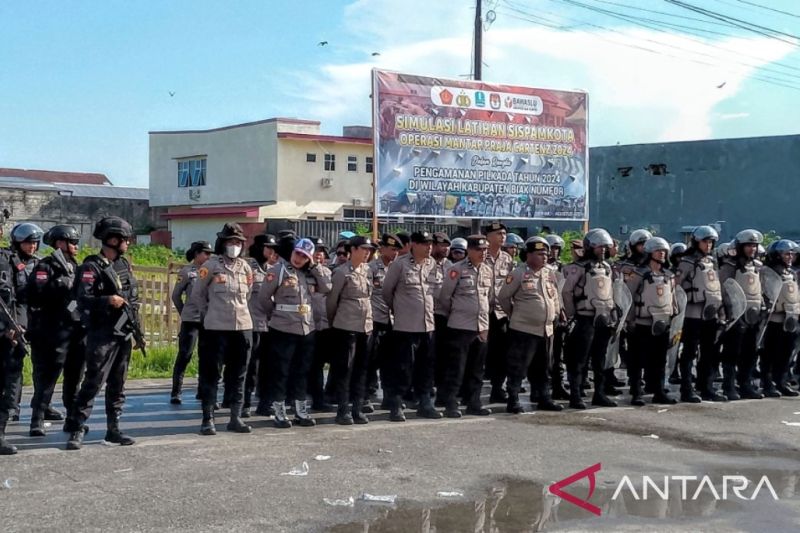 Personel gabungan Brimob bersama pasukan Dalmas Polres Biak sedang bersiap melakukan pengamanan Pilkada 27 November 2024.ANTARA/Muhsidin