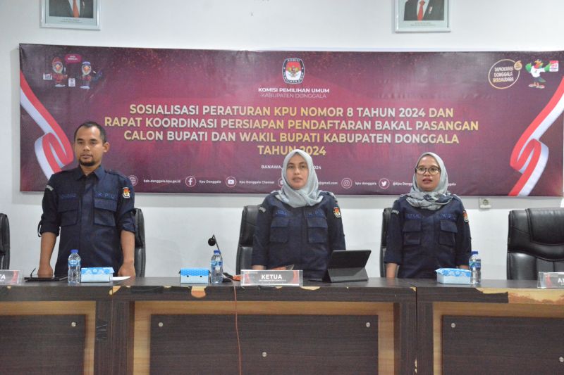 Ketua KPU Kabupaten Donggala Nurbia bersama komisioner lainnya saat memimpin saat Sosialisasi peraturan KPU nomor 8 tahun 2024 serta rakor persiapan pendaftaran bakal pasangan calon Bupati dan Wakil Bupati Donggala tahun 2024 di Banawa, Sabtu (24/8). ANTARA/HO-KPU Donggala