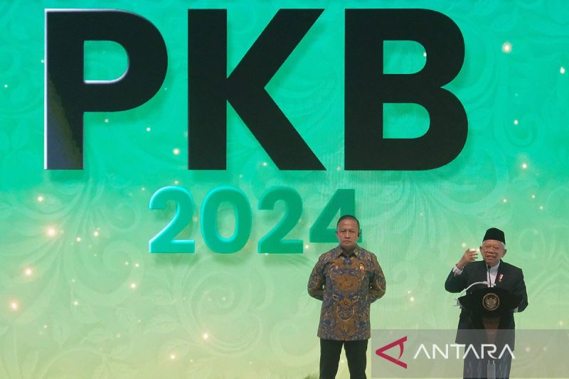 Wakil Presiden Ma'ruf Amin (kanan) menyampaikan sambutan saat pembukaan Muktamar VI Partai Kebangkitan Bangsa (PKB) di Bali Nusa Dua Convention Center (BNDCC), Badung, Bali, Sabtu (24/8/2024). Muktamar tersebut mengusung tema PKB Solusi Bangsa yang berlangsung pada 24-25 Agustus 2024. ANTARA FOTO/Nyoman Hendra Wibowo/rwa.