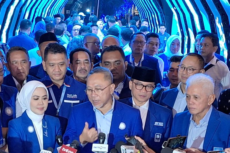 Ketua Umum PAN Zulkifli Hasan (tengah) berikan keterangan kepada wartawan usai penutupan Kongres ke-6 PAN di Jakarta, Sabtu (24/8/2024). ANTARA/Fianda Sjofjan Rassat