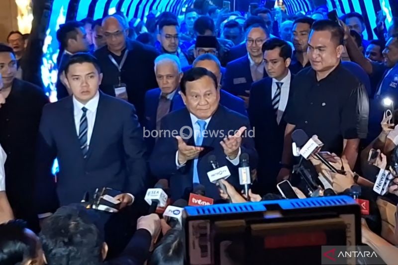 Presiden Terpilih sekaligus Ketua Umum Partai Gerindra Prabowo Subianto (tengah) menyapa wartawan usai menghadiri penutupan Kongres Ke-6 Partai Amanat Nasional (PAN) di Jakarta, Sabtu malam (24/8.2024). ANTARA/Fianda Sjofjan Rassat