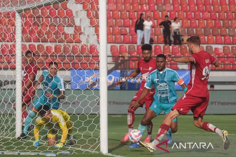Pesepak bola PSM Makassar Nermin Haljeta (kanan) melepas tendangan ke gawang PSBS Biak pada pertandingan BRI Liga 1 di Stadion Kapten I Wayan Dipta, Gianyar, Bali, Jumat (16/8/2024). ANTARA FOTO/Nyoman Hendra Wibowo/YU/am.