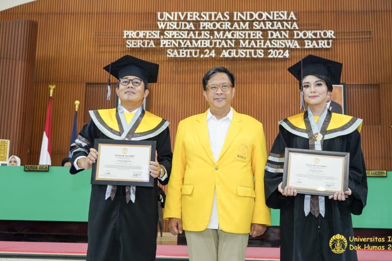 Penyerahan secara simbolik Program Penghimpunan Dana Abadi Universitas Indonesia (UI), dari Ketua Umum ILUNI UI, Didit Ratam (tengah) (ANTARA/ Foto: Humas UI)