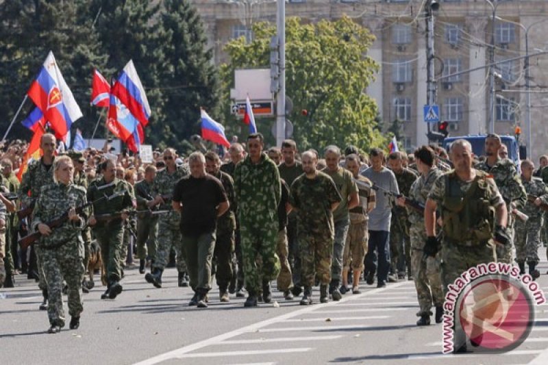 Ilustrasi - Separatis pro-Rusia menggiring puluhan tawanan perang Ukraina di sepanjang jalan utama di Donetsk . (ANTARA FOTO/REUTERS/Maxim Shemetov/ox/14.)
