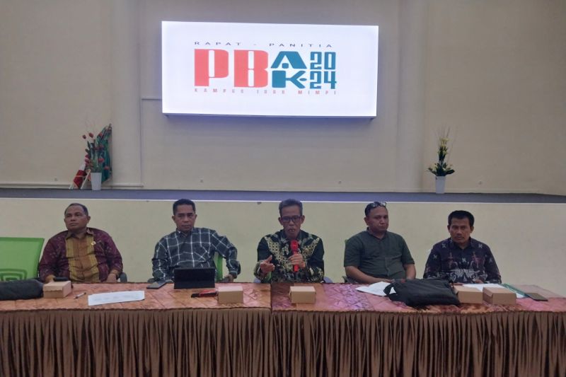 Rektor UIN Datokarama Palu Prof Lukman S Thahir (tengah) menyampaikan arahan kepada panitia, dalam rapat panitia Pengenalan Budaya Akademik dan Kemahasiswaan (PBAK) di kampus tersebut, Minggu (25/8/2024) ANTARA/HO-Humas UIN Datokarama Palu