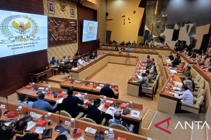 Rapat Dengar Pendapat (RDP) Komisi II DPR RI, KPU, dan Pemerintah pada Minggu dengan agenda tunggal pembahasan Rancangan PKPU Nomor 8 Tahun 2024 di Kompleks Parlemen, Senayan, Jakarta, Minggu (25/8/2024). (ANTARA/Melalusa Susthira K.)