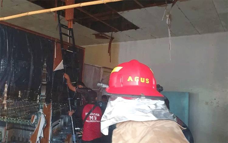 Tim gabungan Diskarmat Palangka Raya bersama para relawan saat mengecek kondisi toko usai pendinginan (Foto : PATHUR)
