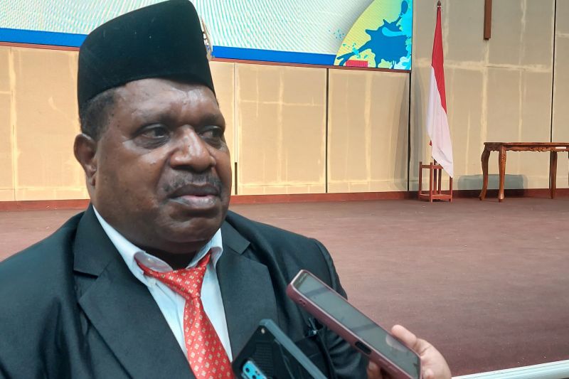 Ketua MRP Papua Barat Daya Alfons Kambu (ANTARA/Yuvensius Lasa Banafanu)