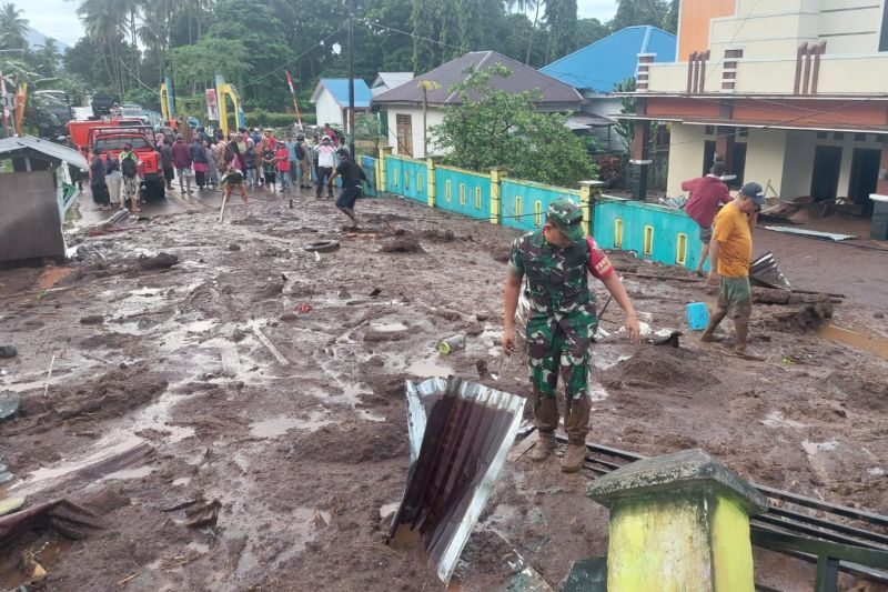 Akses Jalan Ternate Terputus Akibat Banjir Bandang, 10 Korban Jiwa