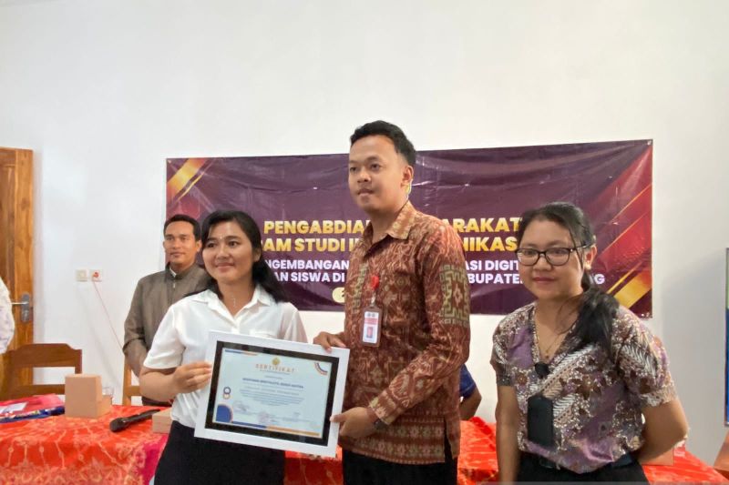 Ketua Panitia Pengabdian Pada Masyarakat Prodi IKH STAHN Mpu Kuturan,Niluh Wiwik Eka Putri saat menyerahkan piagam penghargaan kepada Kepala MW Jnana Dharma Sastra di Singaraja, Bali. ANTARA/IMBA Purnomo