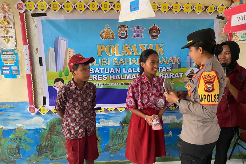 Polwan menggelar kegiatan "Goes To School" di SD Gemih Tedeng, Halmahera Barat dan SMAN 1 Halmahera Timur dalam rangka memperingati Hari Jadi ke-76 Polwan, Minggu (25/8/2024). ANTARA/HO- Humas Polda Malut