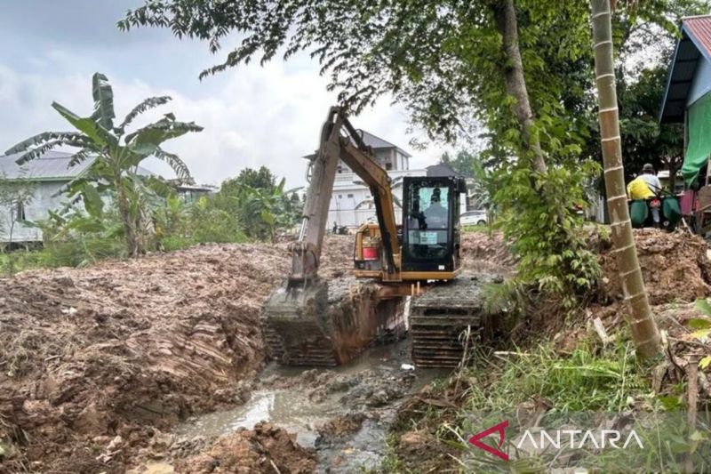 Kegiatan normalisasi anak sungai di Kelurahan Handil Bhakti, Kota Samarinda sebagai upaya pengendalian banjir. (ANTARA/HO-Dokumentasi pribadi)