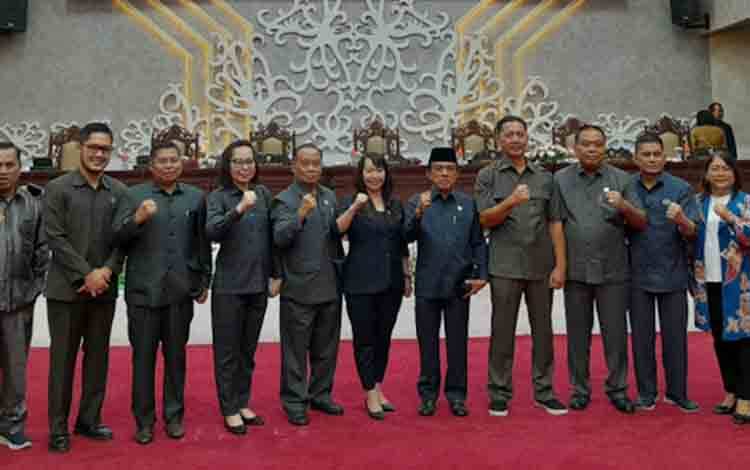 Wakil Ketua DPRD Provinsi Kalteng, H. Abdul Razak (lima dari kanan) foto bersama dengan Anggota DPRD Provinsi Kalteng. (FOTO: MARINI)